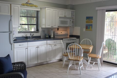 separate 1/1 guest cottage w/ kitchenette and a/c; additional guest charges 