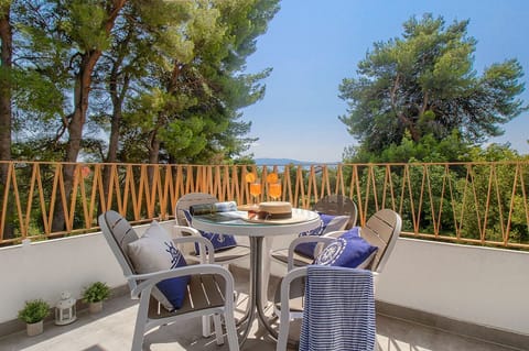 Quiet location with great view and beach, supermarket and restaurants nearby