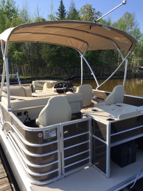 2 REAR FISHING SEATS AND LIVE WELL