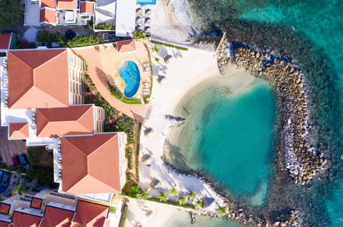 Third floor apartment with private beach and pool