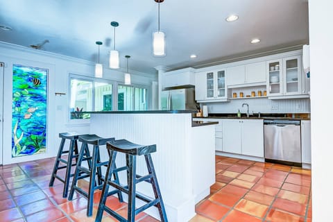 Chat with the chef at the breakfast bar.  Cheese omelet por-fa-vor!