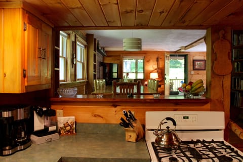 Breakfast bar w/ stools 
