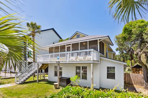 Welcome to Folly! Enjoy your time at this wonderful property, located on a full lot (touching both E Ashley and E Arctic).