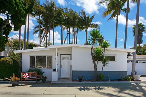 Beach bungalow on a flat dead end street and plenty of off street parking