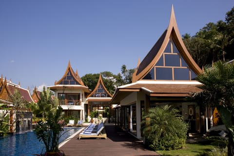 1700 sqm with a large swimming pool and built-in Jacuzzi