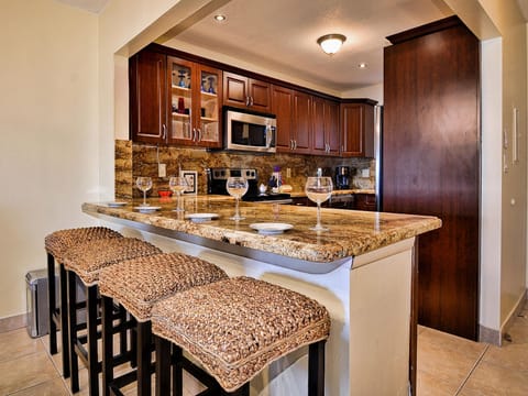 Additional seating for 4 guests at the breakfast bar.
