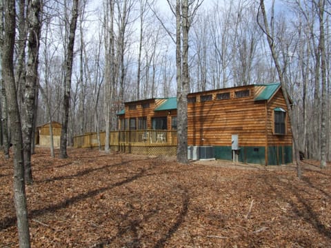 Large deck on Twin Oaks cabin.