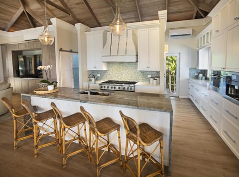 Large Island with Seating for Six