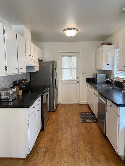 Kitchen w/ Fridge, Dishwasher, Oven/stove, Microwave