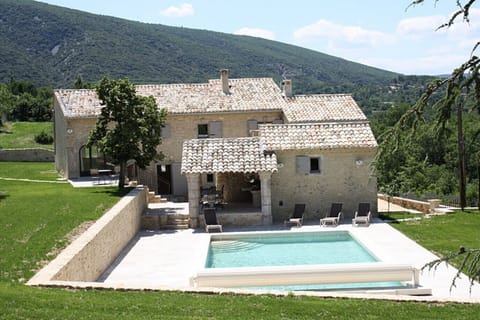 Holiday rental BONNIEUX building to rent swimming pool