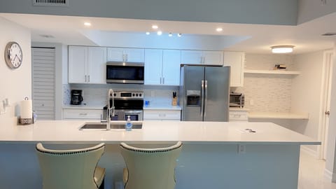 Modern Kitchen with Huge Platform!