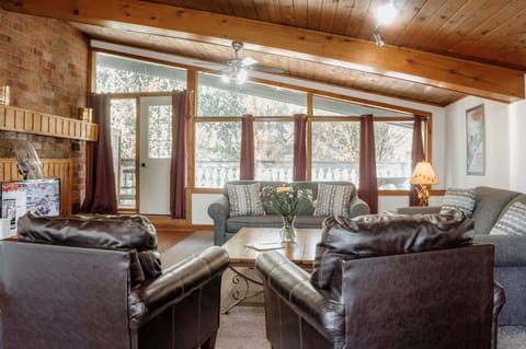 Spacious cottage on 2 levels, with open concept upper level, nice views