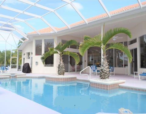Private pool, spa, enclosed screens no bugs, you still tan.
New Smyrna Beach, FL