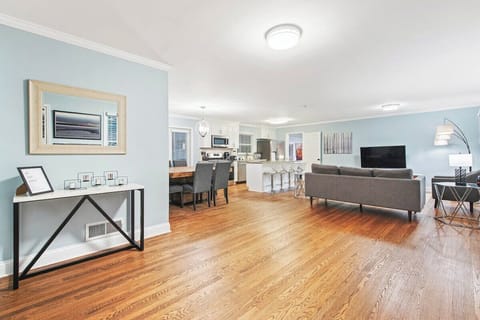 Spacious open floor plan, contemporary design