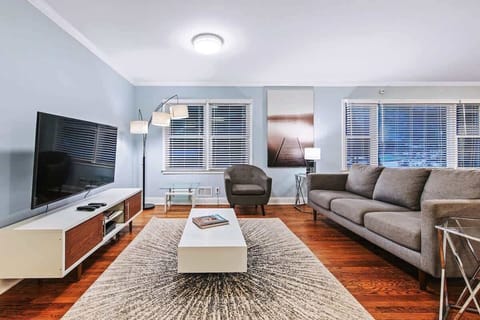 Living room with 4K Flat Screen TV