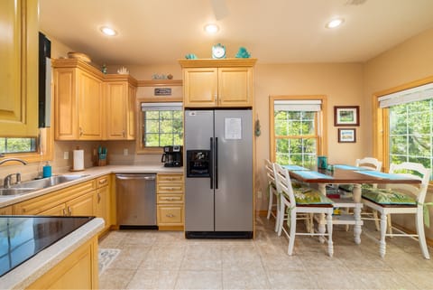 Full kitchen, very well-equipped.