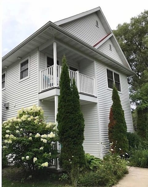 The Creekside Cottage in spring & summer.