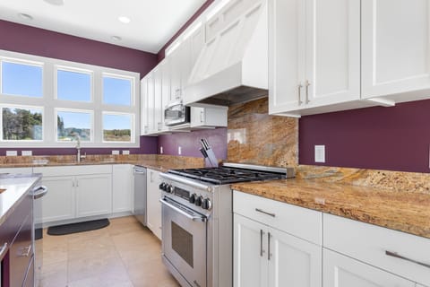 Plenty of room to prepare delicious meals:)