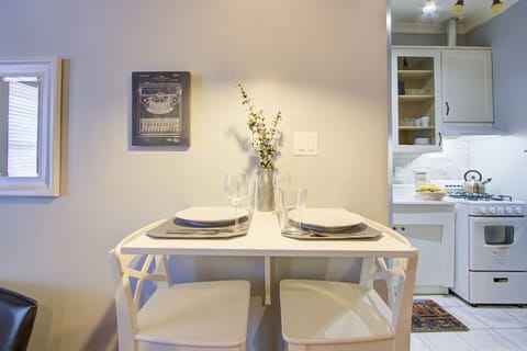 Great bar height table to enjoy your breakfast