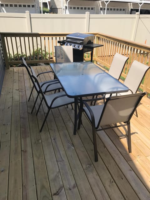 Side Deck with Seating and Gas Grill