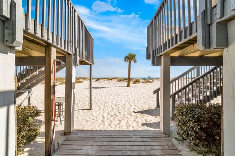 Shortcut to the beach between building 7 & 8!