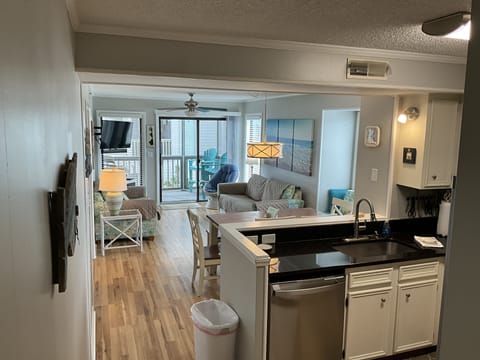 Comfortale living area with an easy to use kitchen and a table for 6  