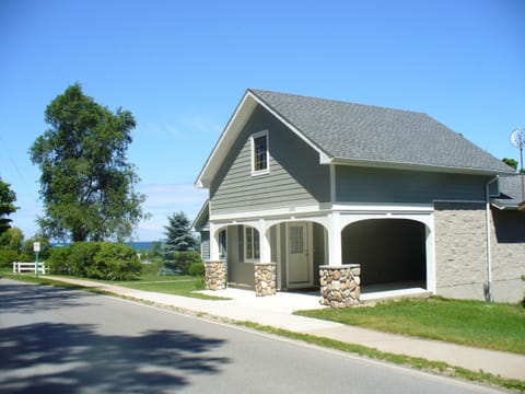 Park Place Guest House with carport