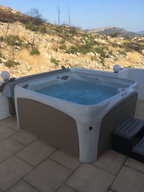 Outdoor spa tub