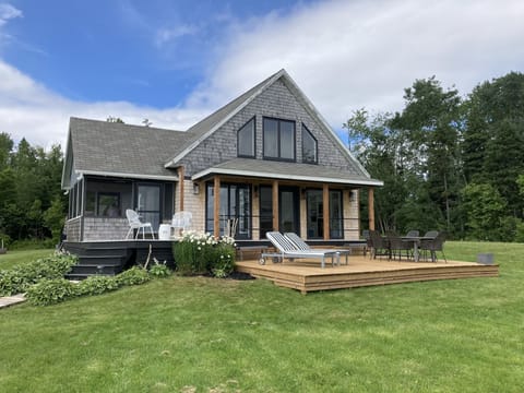 Large new deck added in 2021.