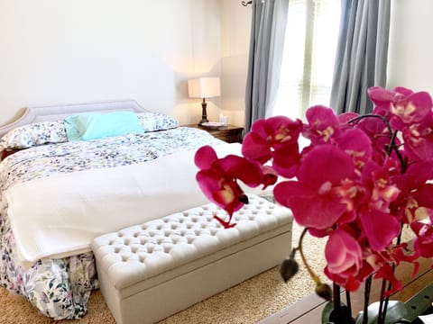 Master suite with King size plush double pillow top bed. En-suite bathroom 