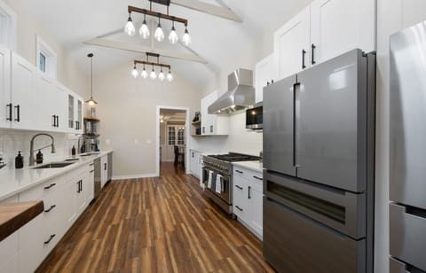 Large Kitchen 2 Refrigerators, 2 Dishwashers and 2 sinks