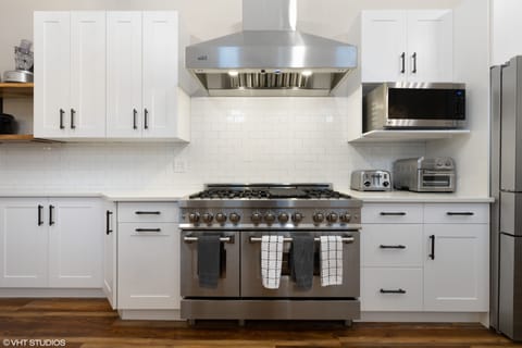 Fully Renovated New Chef’s Kitchen