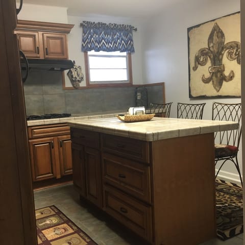 Large Kitchen w/ Counter Bar