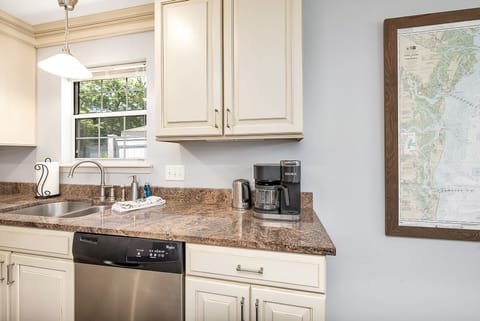 Keurig duo for a full pot or single cup. Electric tea kettle also available!