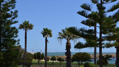 Across the road from the Fremantle Sailing Club and 50m to South Beach!