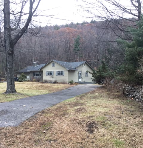 private driveway to separate apartment