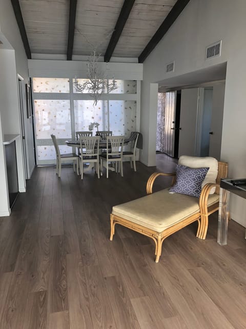 Open floor plan - Living to dining area