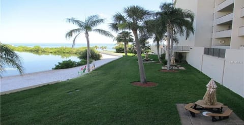 Grilling and picnic area, while enjoying the beach