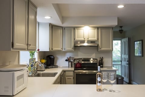 Kitchen w/new appliances, stocked for baking/cooking, keurig, microwave, toaster