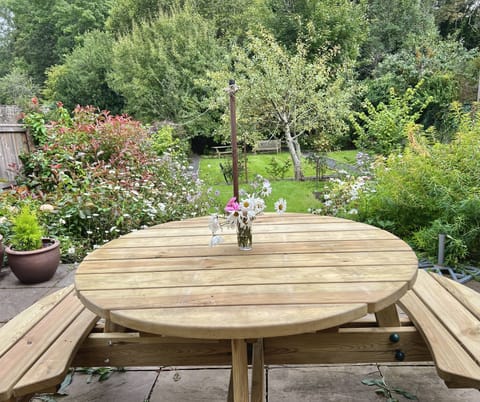 Garden patio table - seats 6