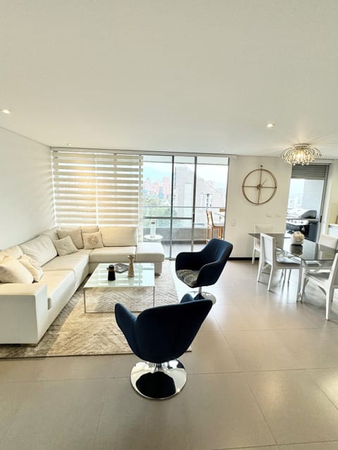 Modern and confortable family room
