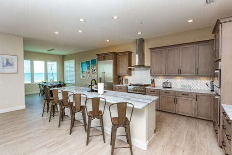 WELL STOCKED KITCHEN FOR YOUR COOKING NEEDS! 