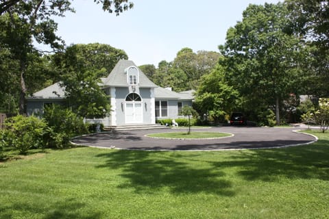 Big flat front yard, good for sports