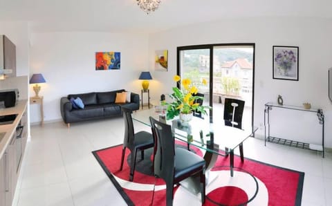 The living room opening on to the terrace