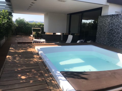 jacuzzi for 3 people
