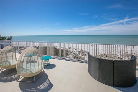 Rooftop Lounge on top of Oceana West!