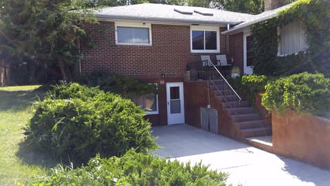 Upper Level of this split level home. Upper level has driveway privilege. 