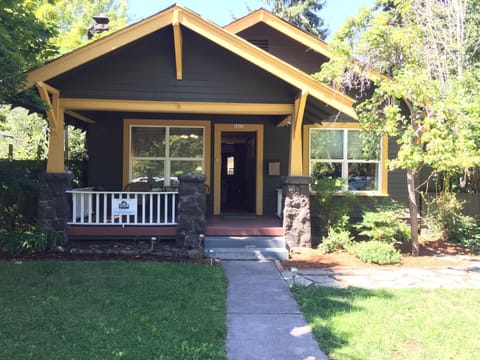 Welcome to the Elderberry Cottage with hot tub, fireplace and 1 blk to downtown!