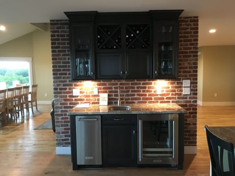 Wet Bar:
Ice Maker
Wine Fridge