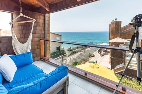 Balcony with glass railing, daybed, hammock, for an amazing Ocean view, enjoy 